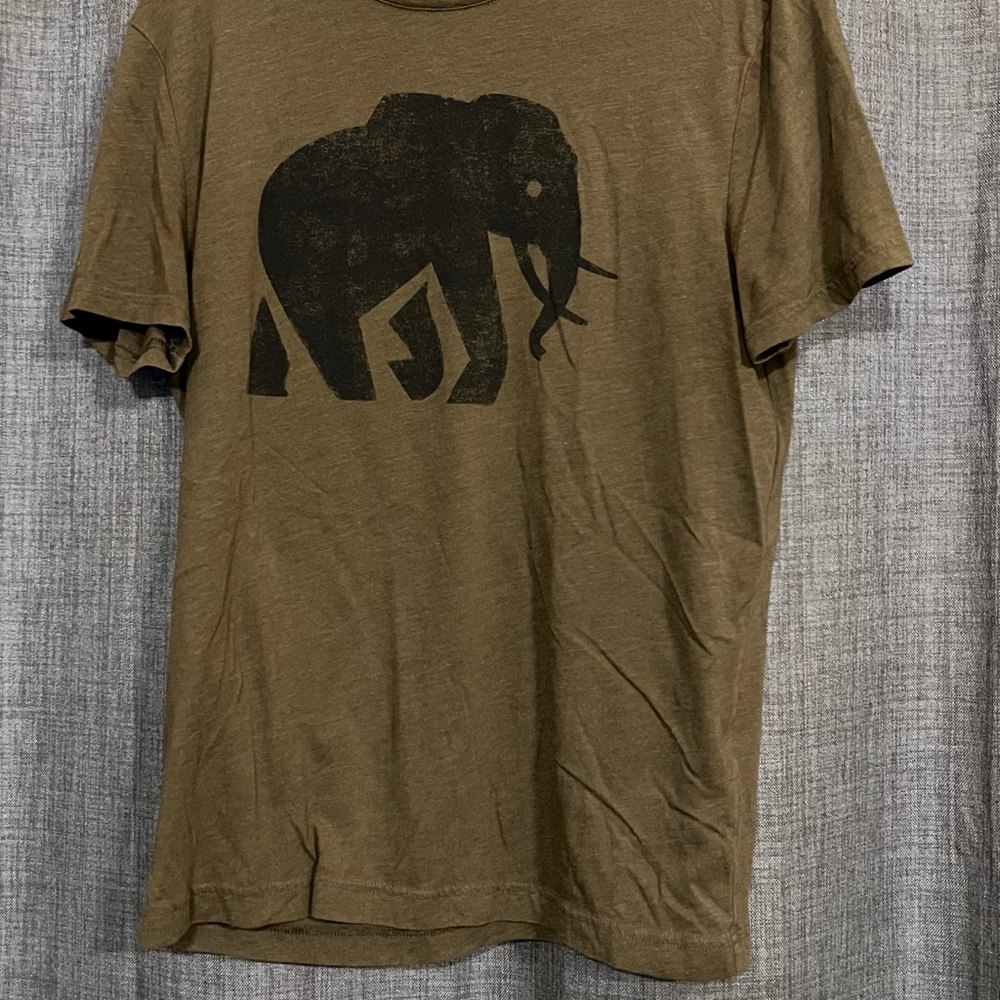 Banana Republic Men's T-Shirt - Olive Green with Elephant Graphic